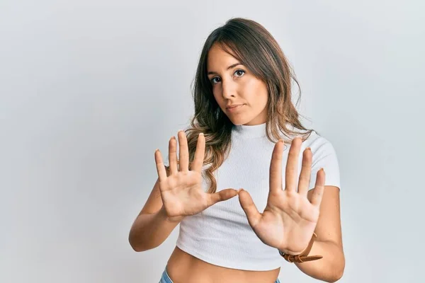 Ung Brunett Kvinna Bär Casual Vit Skjorta Flytta Bort Händer — Stockfoto