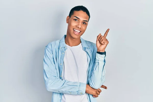 Jeune Homme Afro Américain Portant Des Vêtements Décontractés Avec Grand — Photo