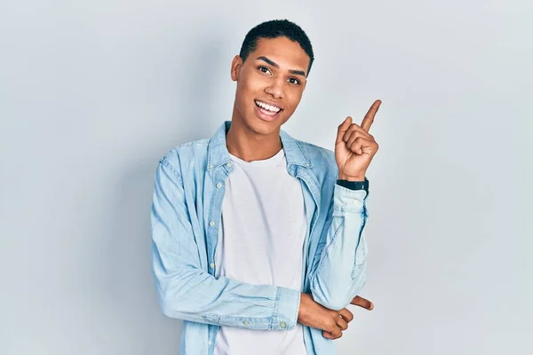 Jonge Afro Amerikaanse Man Draagt Casual Kleding Met Een Grote — Stockfoto