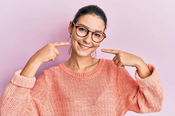 Jeune Femme Caucasienne Portant Des Vêtements Décontractés Des Lunettes Souriant — Photo