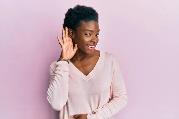 Jovem Afro Americana Vestindo Roupas Casuais Sorrindo Com Mão Sobre — Fotografia de Stock