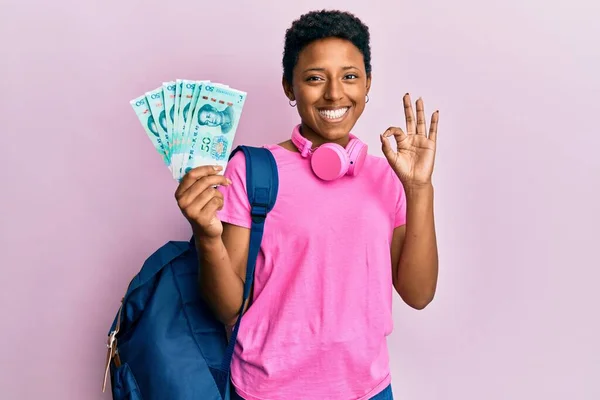 Mladý Africký Američan Dívka Nosí Studentský Batoh Drží Čínské Jüan — Stock fotografie