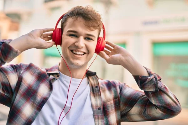 Pemuda Kaukasia Tersenyum Bahagia Menggunakan Headphone Kota — Stok Foto