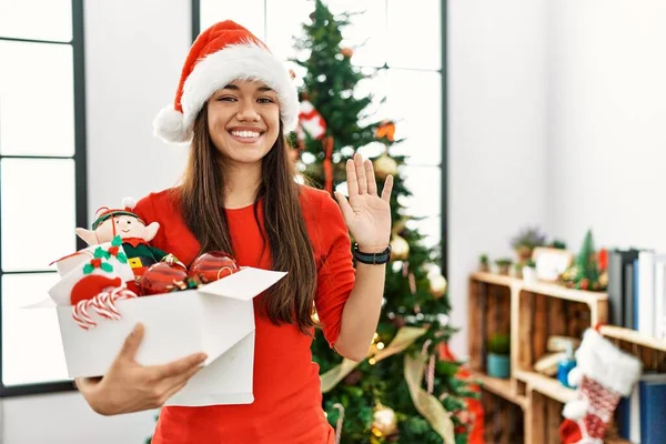 Junge Brünette Frau Steht Weihnachtsbaum Mit Dekoration Und Verzichtet Darauf — Stockfoto
