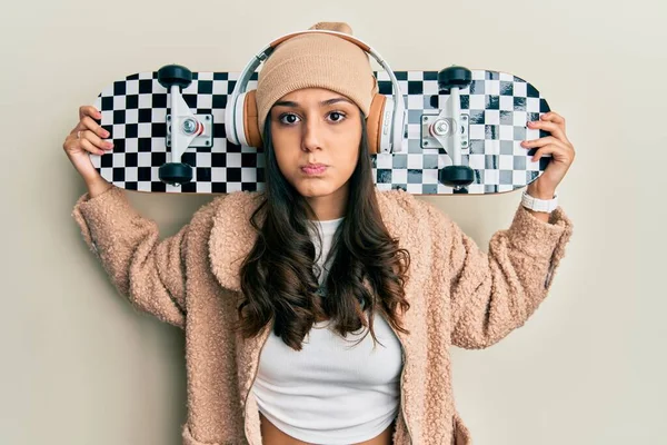 Jonge Spaanse Vrouw Met Een Skate Een Koptelefoon Met Een — Stockfoto