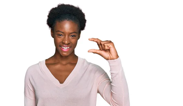 Jong Afrikaans Amerikaans Meisje Draagt Casual Kleding Glimlachend Zelfverzekerd Gebaar — Stockfoto