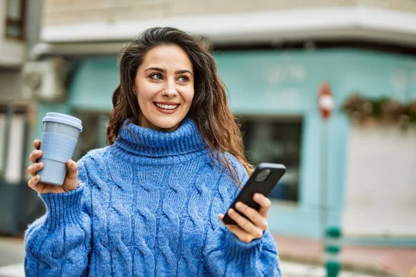 Νεαρή Ισπανίδα Γυναίκα Που Χρησιμοποιεί Smartphone Πίνοντας Καφέ Στην Πόλη — Φωτογραφία Αρχείου