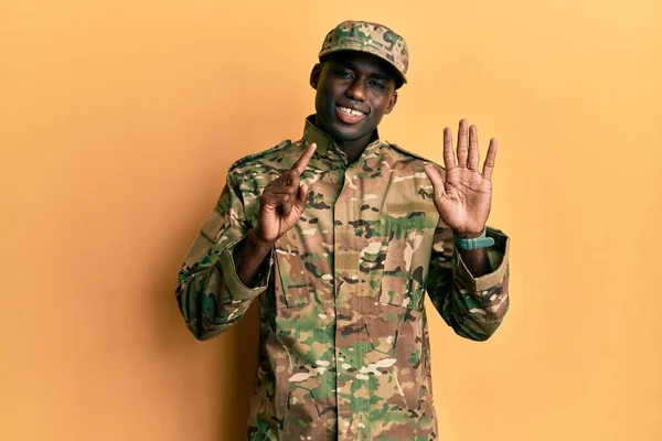 Mladý Africký Američan Armádní Uniformě Ukazuje Ukazuje Prsty Číslo Šest — Stock fotografie