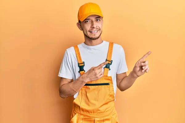 Hispanic Ung Man Bär Händig Uniform Ler Och Tittar Kameran — Stockfoto