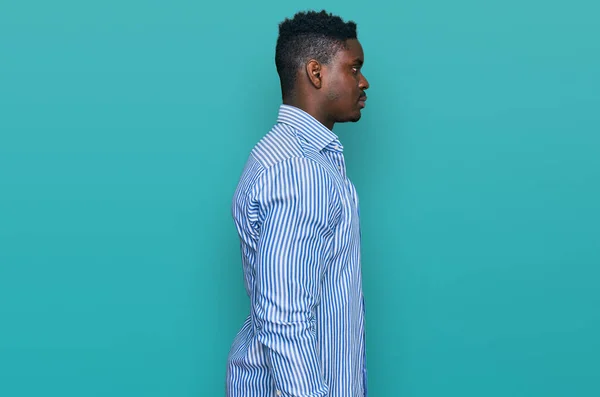 Beau Homme Affaires Noir Portant Shirt Rayures Décontractées Regardant Vers — Photo