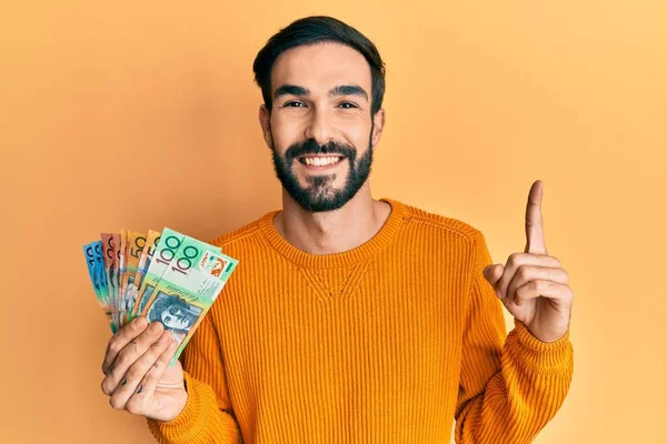 Junger Hispanischer Mann Mit Australischen Dollars Der Hand Lächelnd Mit — Stockfoto