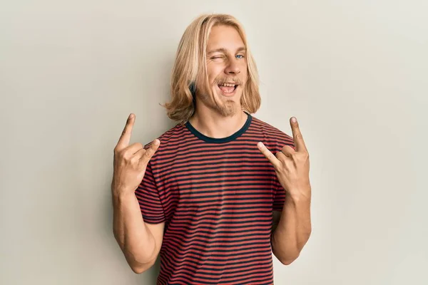 Caucasiano Jovem Com Cabelo Comprido Fazendo Gesto Rock Piscando Olhando — Fotografia de Stock