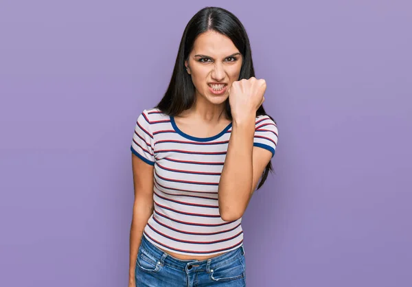 Ung Latinamerikansk Flicka Bär Tillfällig Randig Skjorta Arg Och Galen — Stockfoto