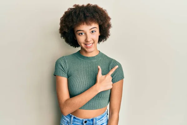 Young Hispanic Girl Wearing Casual Clothes Smiling Cheerful Pointing Hand — Stock Photo, Image