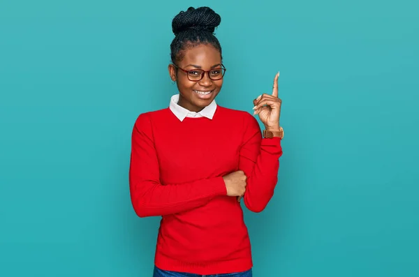 Νεαρή Αφροαμερικανή Που Φοράει Καθημερινά Ρούχα Και Γυαλιά Χαμογελώντας Χαρούμενη — Φωτογραφία Αρχείου