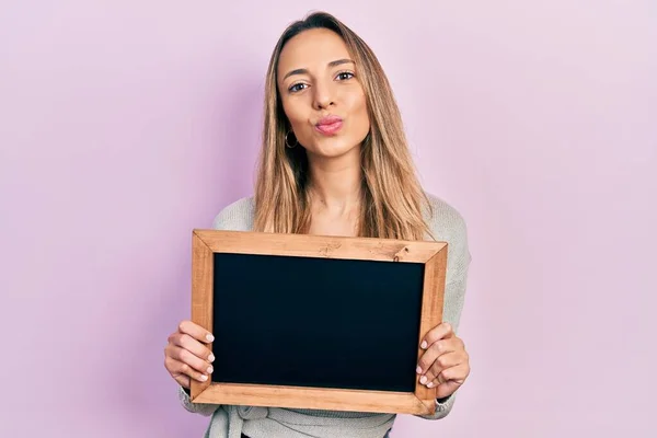 Mooie Latijns Amerikaanse Vrouw Met Een Klein Schoolbord Kijkend Naar — Stockfoto