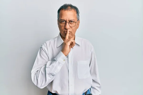 中年印度男人穿着休闲装 戴着眼镜 嘴上戴着手指 要求保持安静 沉默和秘密概念 — 图库照片