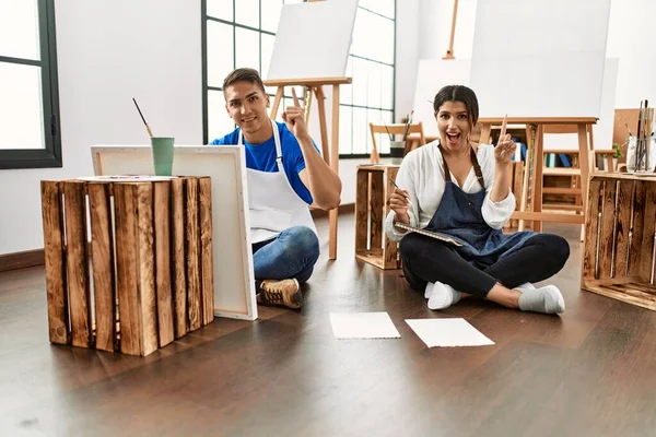 Giovane Coppia Ispanica Studio Arte Sorpreso Con Idea Una Domanda — Foto Stock