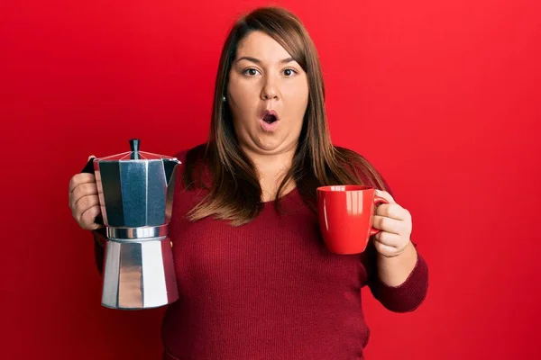 Vacker Brunett Storlek Kvinna Dricker Italiensk Kaffe Rädd Och Chockad — Stockfoto