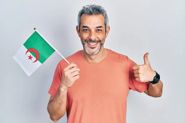 Snygg Medelålders Man Med Grått Hår Håller Algeria Flagga Ler — Stockfoto
