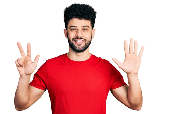 Giovane Arabo Con Barba Indossa Casual Shirt Rossa Mostrando Indicando — Foto Stock