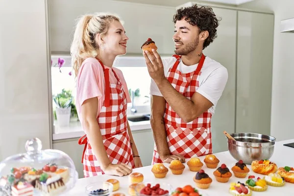 Casal Jovem Sorrindo Doces Cozinha Felizes Cozinha — Fotografia de Stock