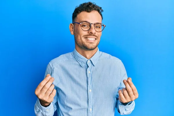 Joven Hispano Vestido Con Ropa Casual Gafas Haciendo Gesto Dinero —  Fotos de Stock