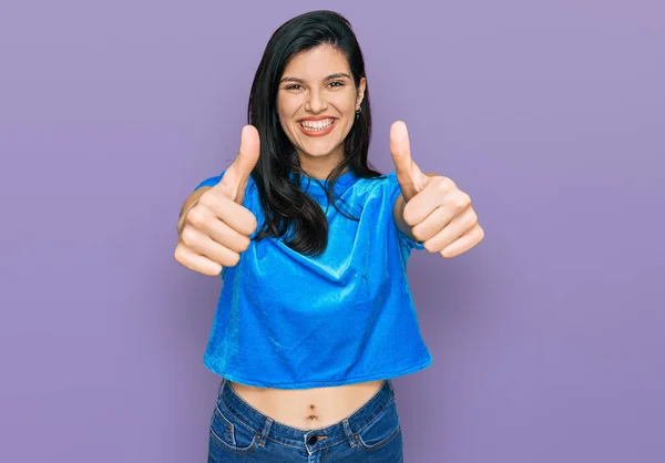 Junge Hispanische Frau Lässiger Kleidung Zustimmend Positive Geste Mit Der — Stockfoto
