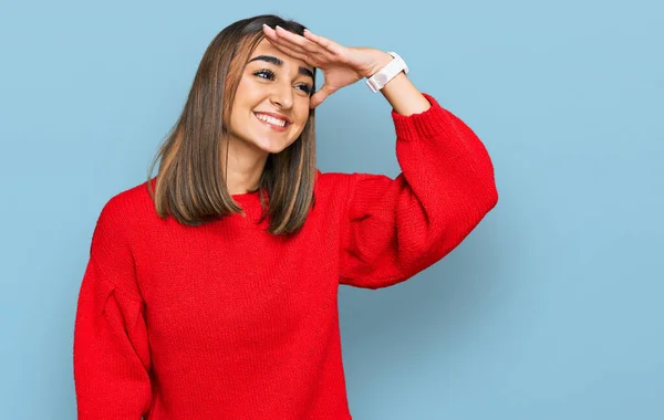 Schöne Brünette Frau Lässigem Winterpullover Sehr Glücklich Und Lächelnd Weit — Stockfoto