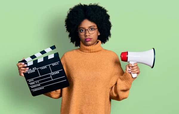 Jovem Afro Americana Segurando Vídeo Filme Clapboard Megafone Relaxado Com — Fotografia de Stock