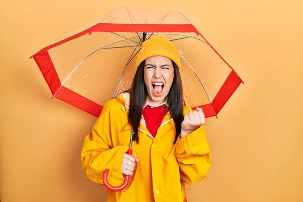 Ung Latinamerikansk Kvinna Bär Gul Regnrock Håller Paraply Skriker Stolt — Stockfoto