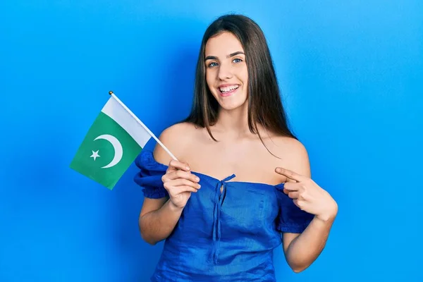 Молодая Брюнетка Подросток Пакистанским Флагом Улыбается Показывая Пальцем Рукой — стоковое фото