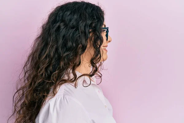 Junge Brünette Frau Mit Lockigem Haar Trägt Lässige Kleidung Und — Stockfoto