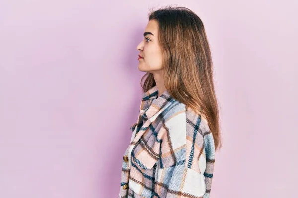 Joven Chica Caucásica Con Ropa Casual Mirando Lado Pose Perfil —  Fotos de Stock