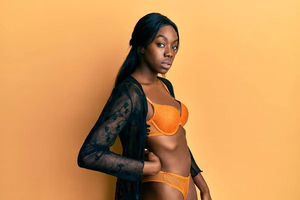 Ung Afrikansk Amerikansk Kvinna Stående Bär Sexiga Underkläder Och Poserar — Stockfoto