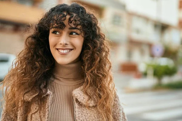 Joven Mujer Hispana Sonriendo Feliz Pie Ciudad — Foto de Stock