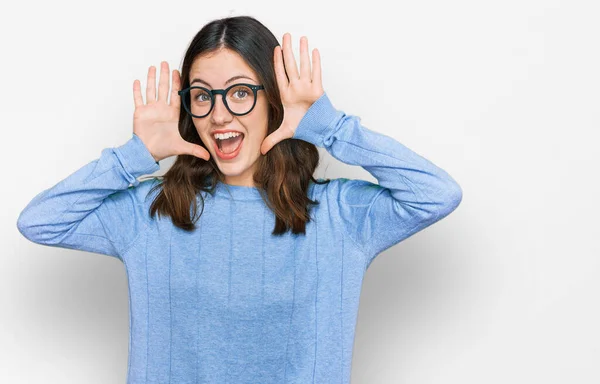 Jovem Mulher Bonita Vestindo Roupas Casuais Óculos Sorrindo Alegre Jogando — Fotografia de Stock