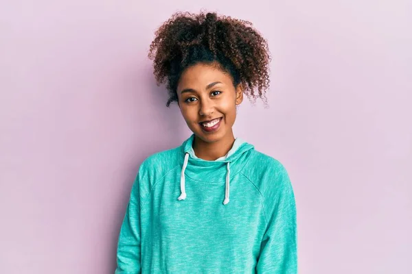 Piękna Afroamerykanka Afrykańskimi Włosami Ubrana Luźną Bluzę Wyglądająca Pozytywnie Szczęśliwie — Zdjęcie stockowe