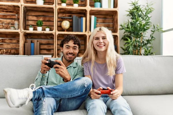 Jovem Casal Sorrindo Feliz Jogar Videogame Casa — Fotografia de Stock