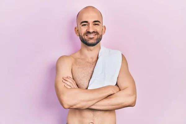 Jovem Careca Sem Camisa Rosto Feliz Sorrindo Com Braços Cruzados — Fotografia de Stock