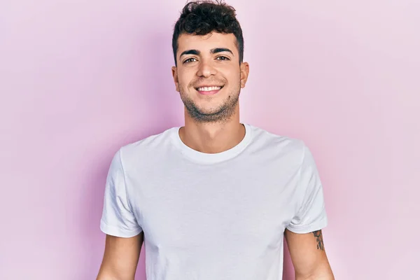 Joven Hombre Hispano Vistiendo Una Camiseta Blanca Casual Con Una — Foto de Stock