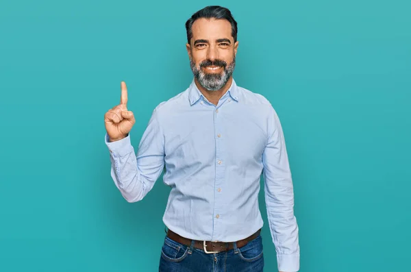 Medelålders Man Med Skägg Bär Business Shirt Visar Och Pekar — Stockfoto