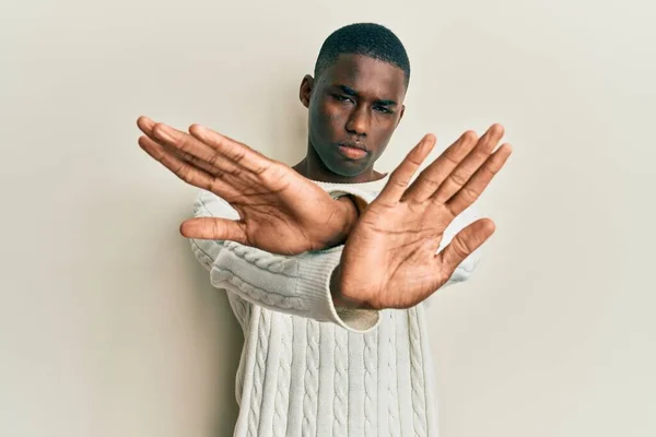 若いアフリカ系アメリカ人男性を着てカジュアルな服を拒否表現を交差腕や手のひらを負の記号を行う 怒っている顔 — ストック写真