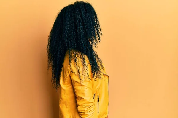 Африканская Женщина Средних Лет Носит Шерстяной Зимний Свитер Кожаную Куртку — стоковое фото