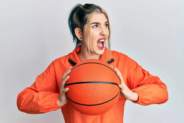 Junges Modernes Mädchen Mit Basketballkorb Wütend Und Verrückt Schreiend Frustriert — Stockfoto