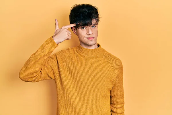 Bel Giovanotto Hipster Che Indossa Maglione Giallo Casual Che Indica — Foto Stock