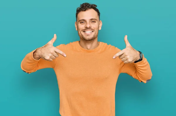 Jovem Hispânico Vestindo Roupas Casuais Que Parecem Confiantes Com Sorriso — Fotografia de Stock