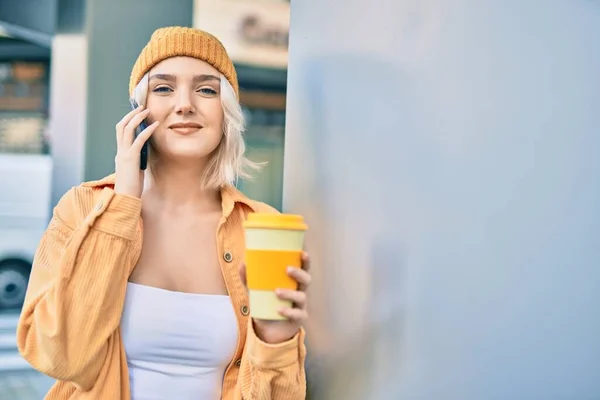 Jong Blond Meisje Praten Smartphone Het Drinken Van Koffie Stad — Stockfoto