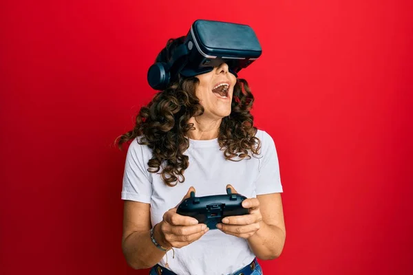 Mulher Meia Idade Usando Óculos Realidade Virtual Jogando Videogames Assistindo — Fotografia de Stock