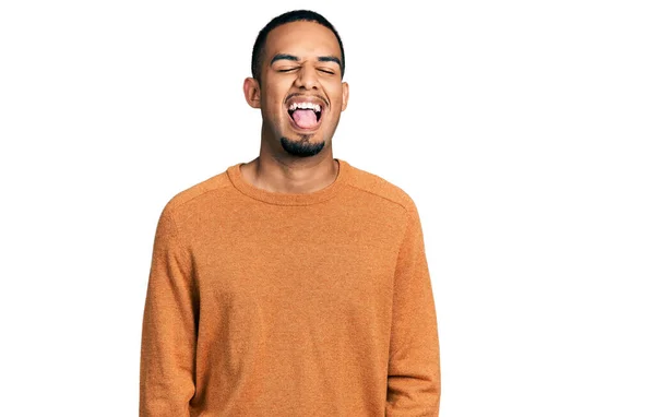 Junger Afrikanisch Amerikanischer Mann Lässiger Kleidung Streckt Die Zunge Fröhlich — Stockfoto